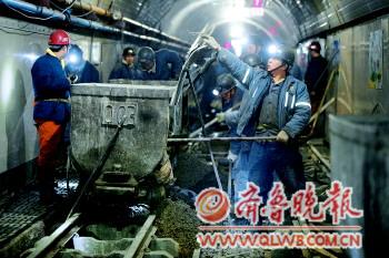 春节期间是煤矿井下运输工区工人最忙碌的时候.