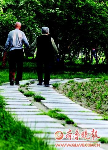 公园里一对老夫妇手牵手在散步,老人到了晚年,有老伴陪在身边才是一