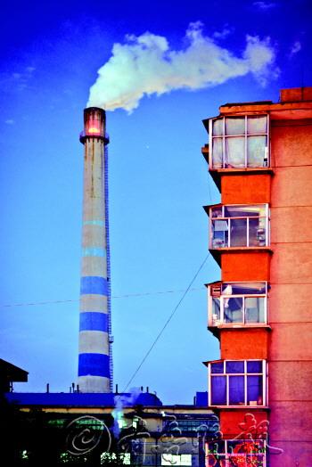 11日傍晚,济南明湖热电厂内的烟囱在排放废气.