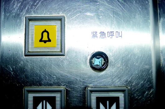 被困电梯后,摁下警铃按钮请求救援却根本无人搭理