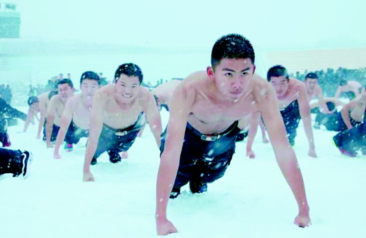 24日下午,山东警察学院的学生在雪中赤膊训练. 本报通讯员 王朝 摄