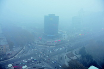 24日17时,淄博中心城区依然被雾霾笼罩.  本报记者 王鸿哲 摄