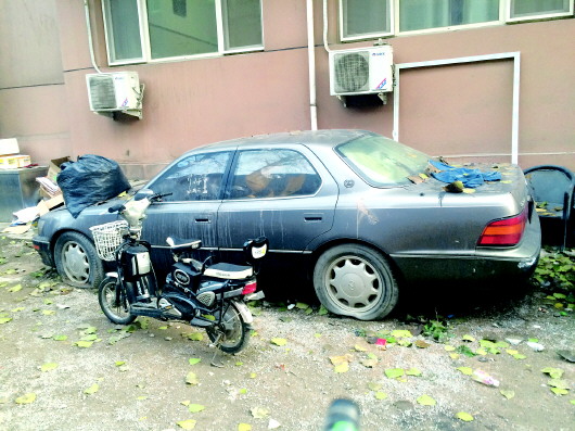 奔驰"僵尸车"霸占车位五年多