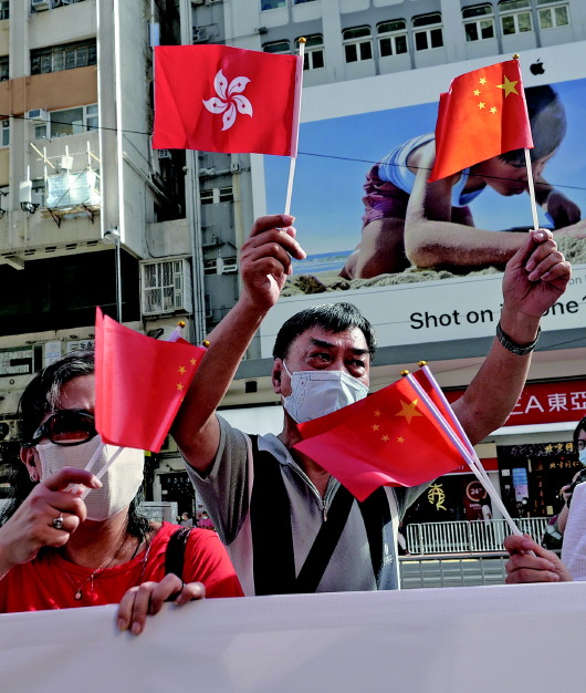 6月30日,香港市民在铜锣湾街头支持实施香港国安法.新华社发