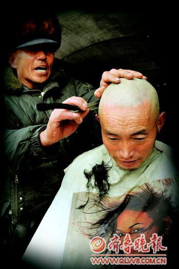 56岁的张文起早早起床,把一桶凉水,一捆木头,装着剃刀的工具箱放在