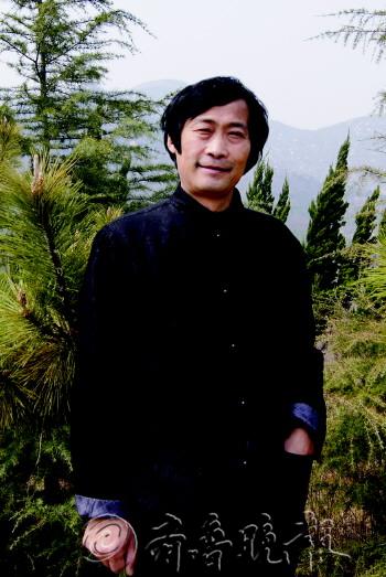 自幼酷爱书法艺术,拜山东省文史馆员宋勉之,郭连贻二位先生为师,以