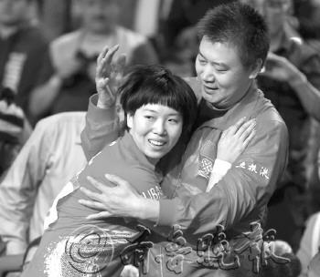 和教练李隼来个拥抱.