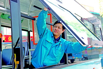 ◥外推式公交逃生窗逃生面积大,更受青睐.