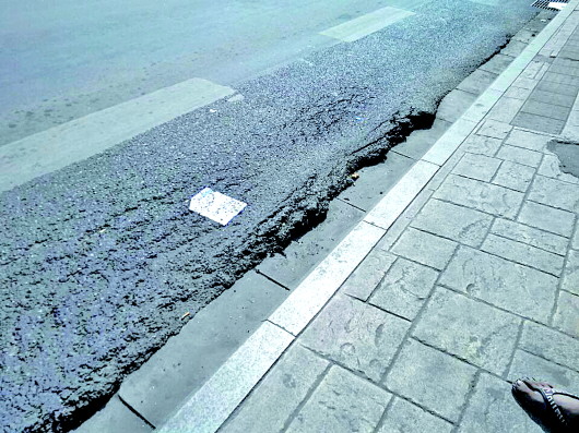 经十路多处站牌前出现车辙