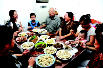 胡方良老人一家的團圓飯雖然簡單,但十分溫馨.本報記者 張曉科 攝