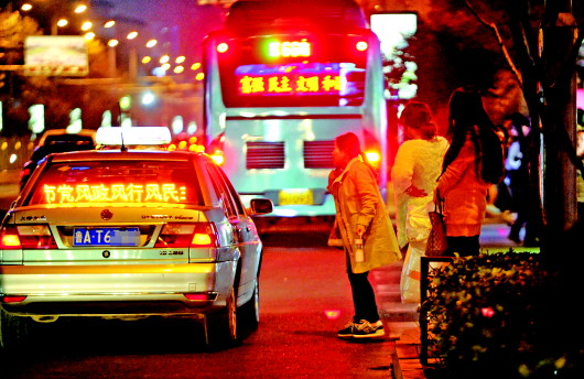 濼源大街上,幾位市民在路邊打車,經過的好幾輛出租車都載客,等了