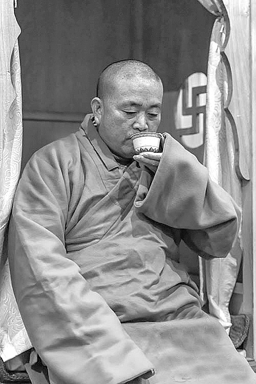 2015年11月16日,释永信现身少林寺一年一度的冬季"精进七"禅七法会.