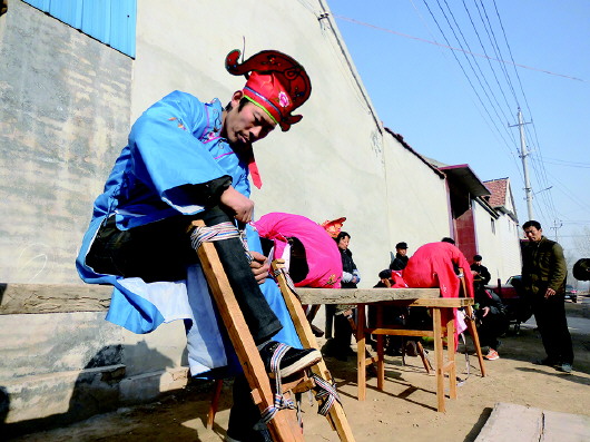 乔能健在绑高跷.