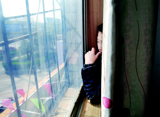 小天做完老师布置的手工任务后,躲到窗帘后面,一个人面对窗外若有所