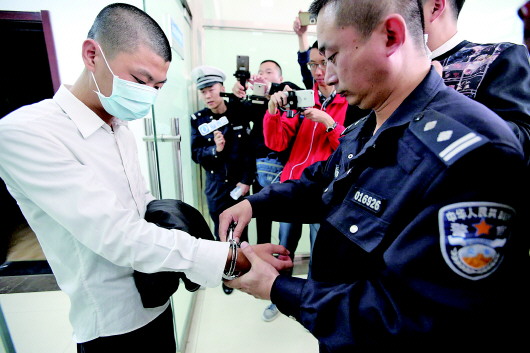 民警给酒司机戴上了手铐.        本报记者 张晓鹏 摄