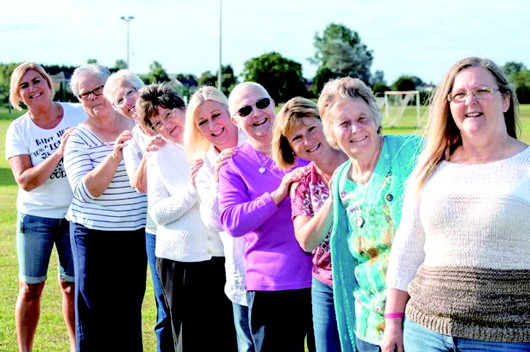 已经战胜癌症的10名家族成员拍集体照,楚蒂·斯玛特不在镜头中.