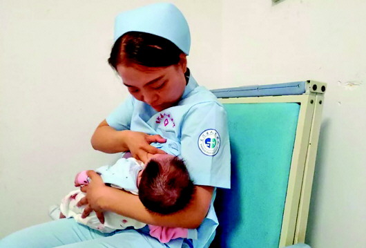 护士为婴儿哺乳图片