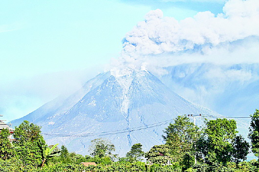 印尼锡纳朋火山持续喷发