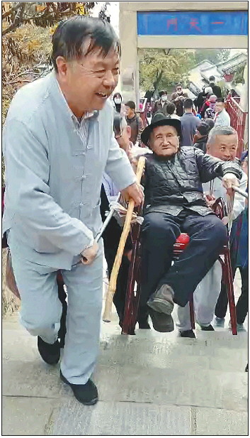 2020年重阳节,四兄弟抬着老人爬泰山. 网友供图