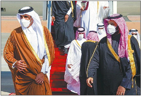 1月5日,卡塔尔埃米尔塔米姆(左)抵达沙特出席海合会首脑会议,受到