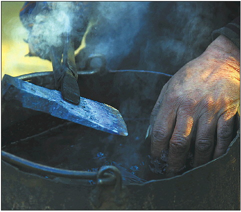 ◤淬火的水温高低有要求,相铁匠的手就是温度计.