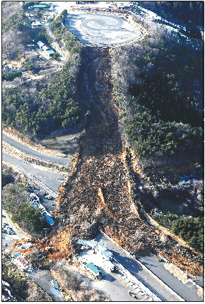 2月14日,日本福島近海地震導致的山體滑坡.新華/法新