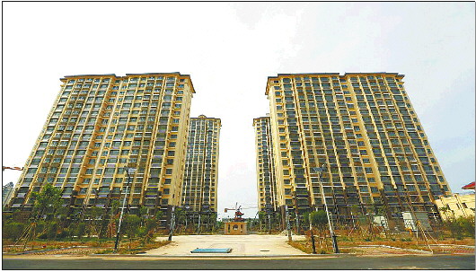 一个个安置小区的建成让群众住上了宽敞明亮的高楼.