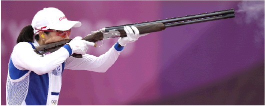 接过姐姐手中枪妹妹登上领奖台