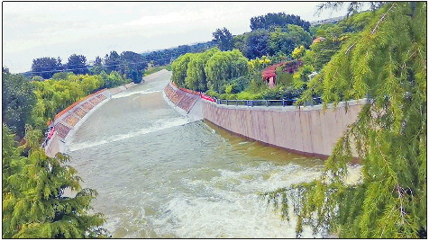 潍坊白浪河水库于27日开闸放水腾库容.