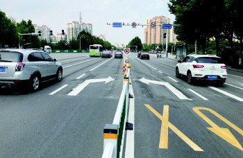 立交桥下桥右转要看信号灯