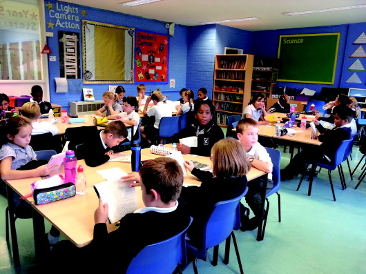 课堂上的英国小学生.(资料片)